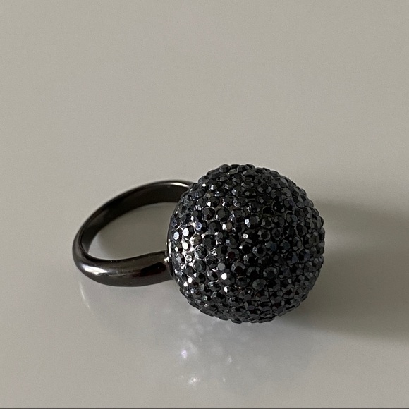 Dramatic crystal cocktail ring in SZ 7.5-8 - Picture 4 of 4